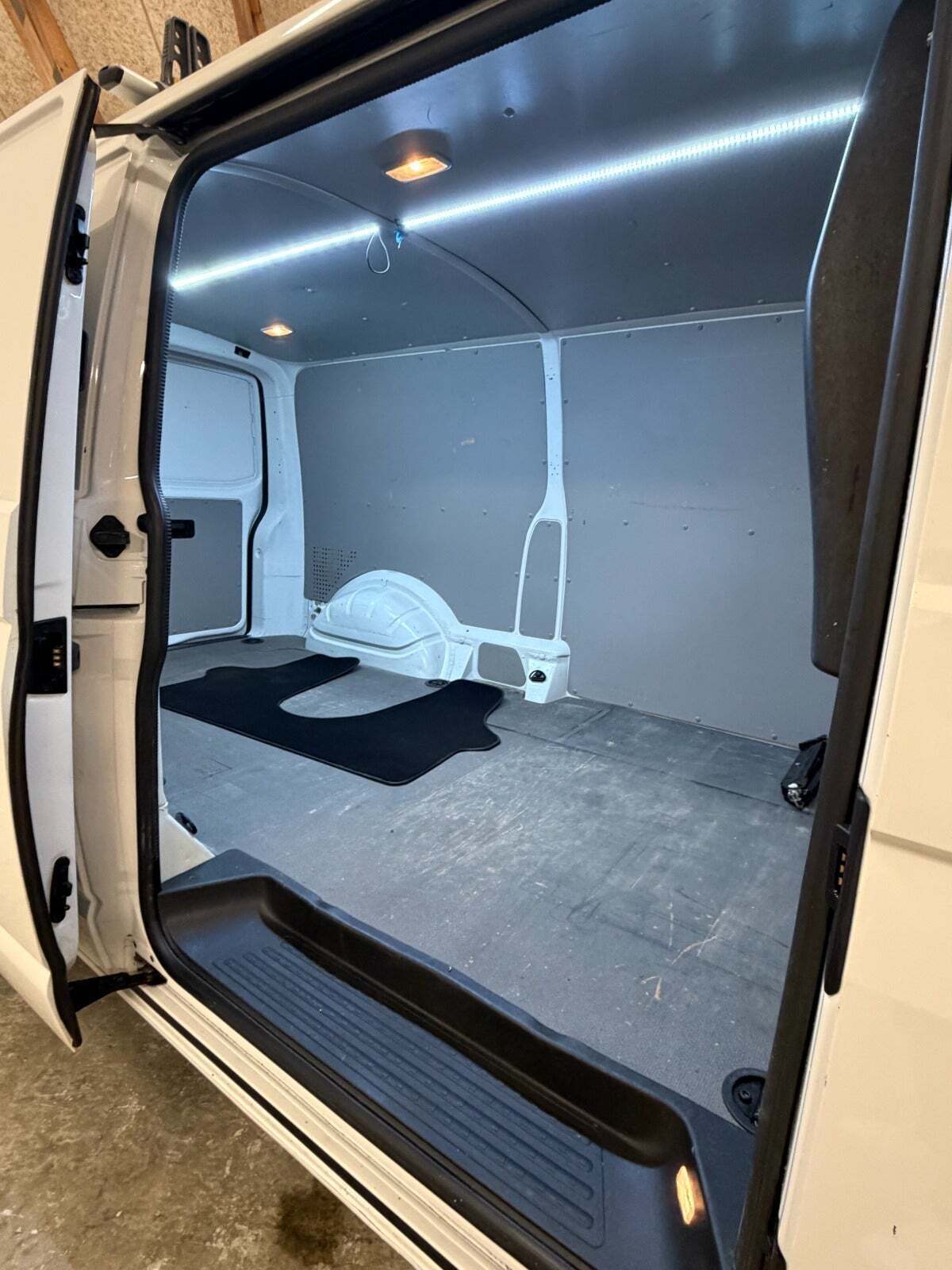 VW Transporter 2,0 TDi 150 Kassevogn lang