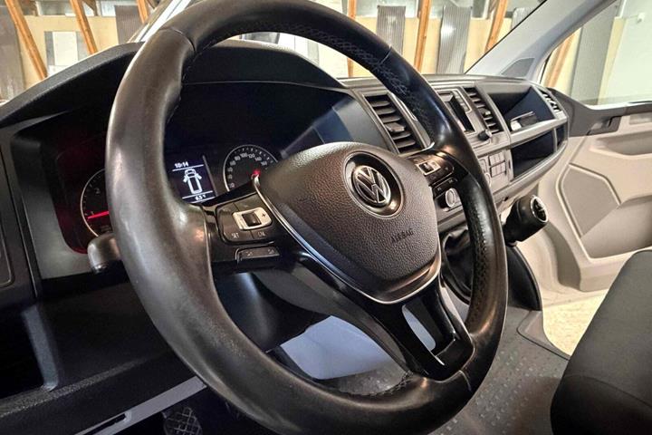 Hvid VW Transporter fra 2017