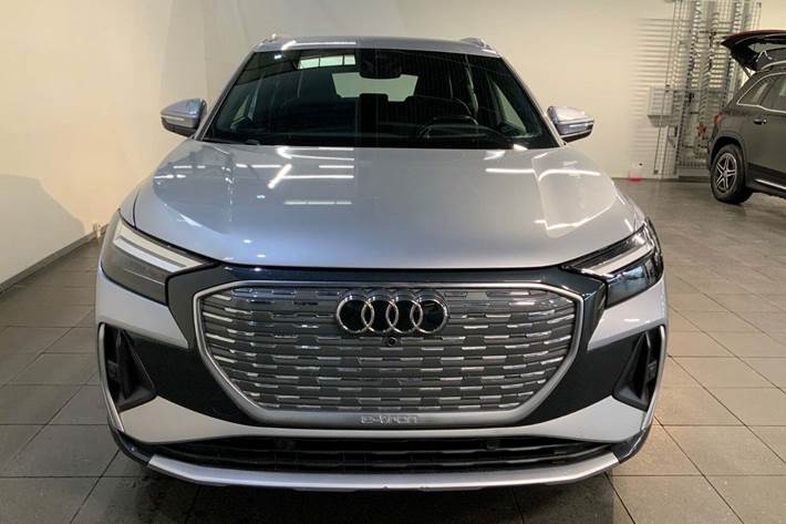 Sølv Audi Q4 e-tron fra 2021
