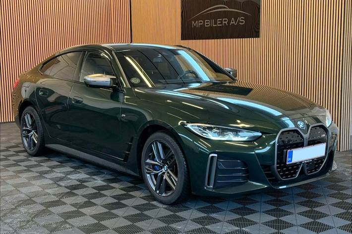 Grøn BMW i4 fra 2022 set udefra