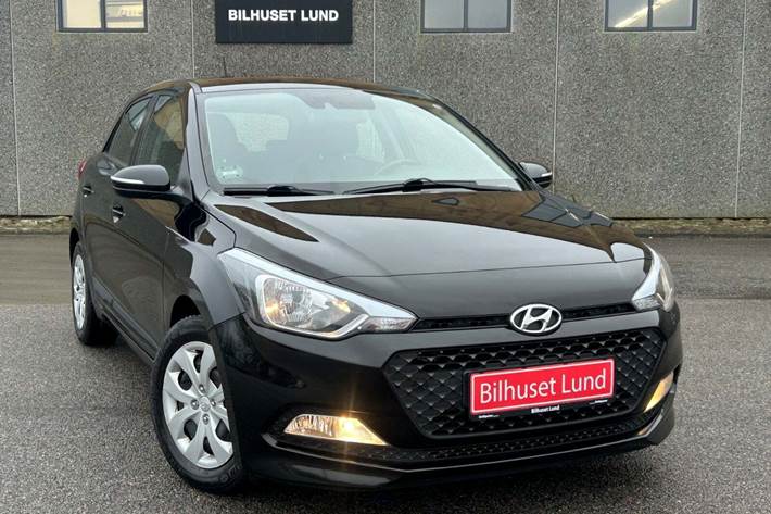 Sort Hyundai i20 fra 2017 set udefra