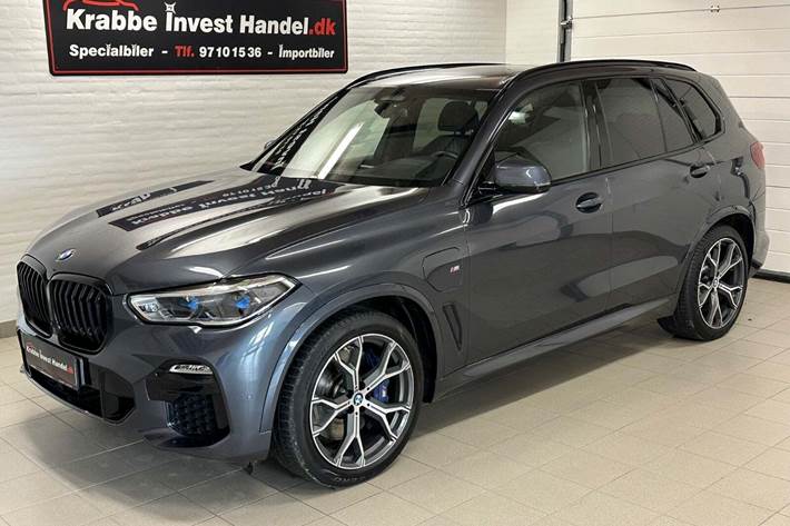 Grå BMW X5 fra 2022 set udefra