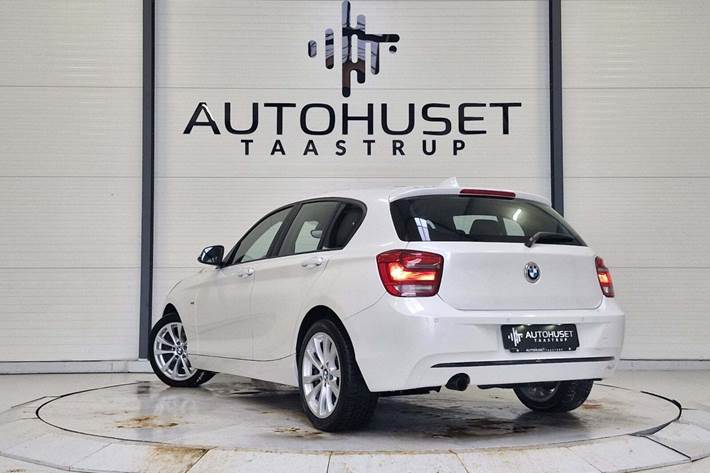 Hvid BMW 116i fra 2014 set udefra