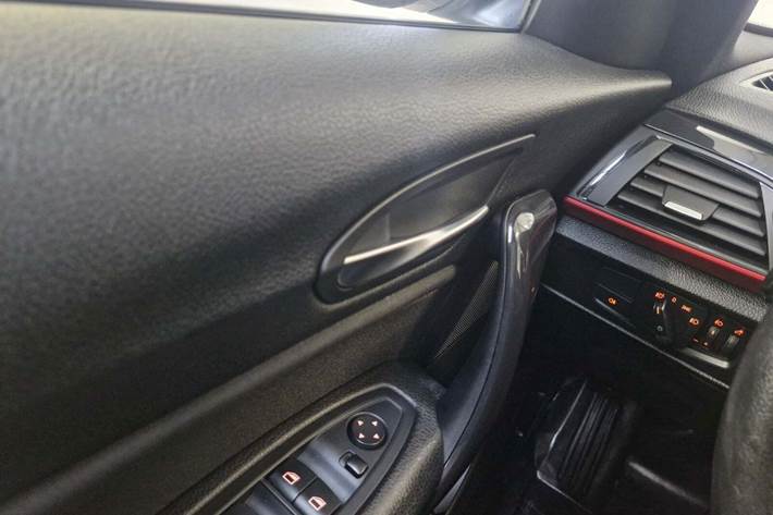 Hvid BMW 116i fra 2014 set indefra