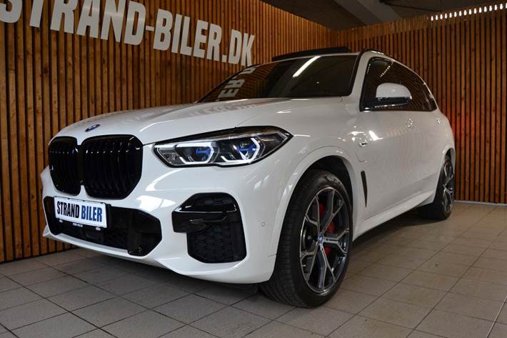 Hvid BMW X5 fra 2023 set udefra