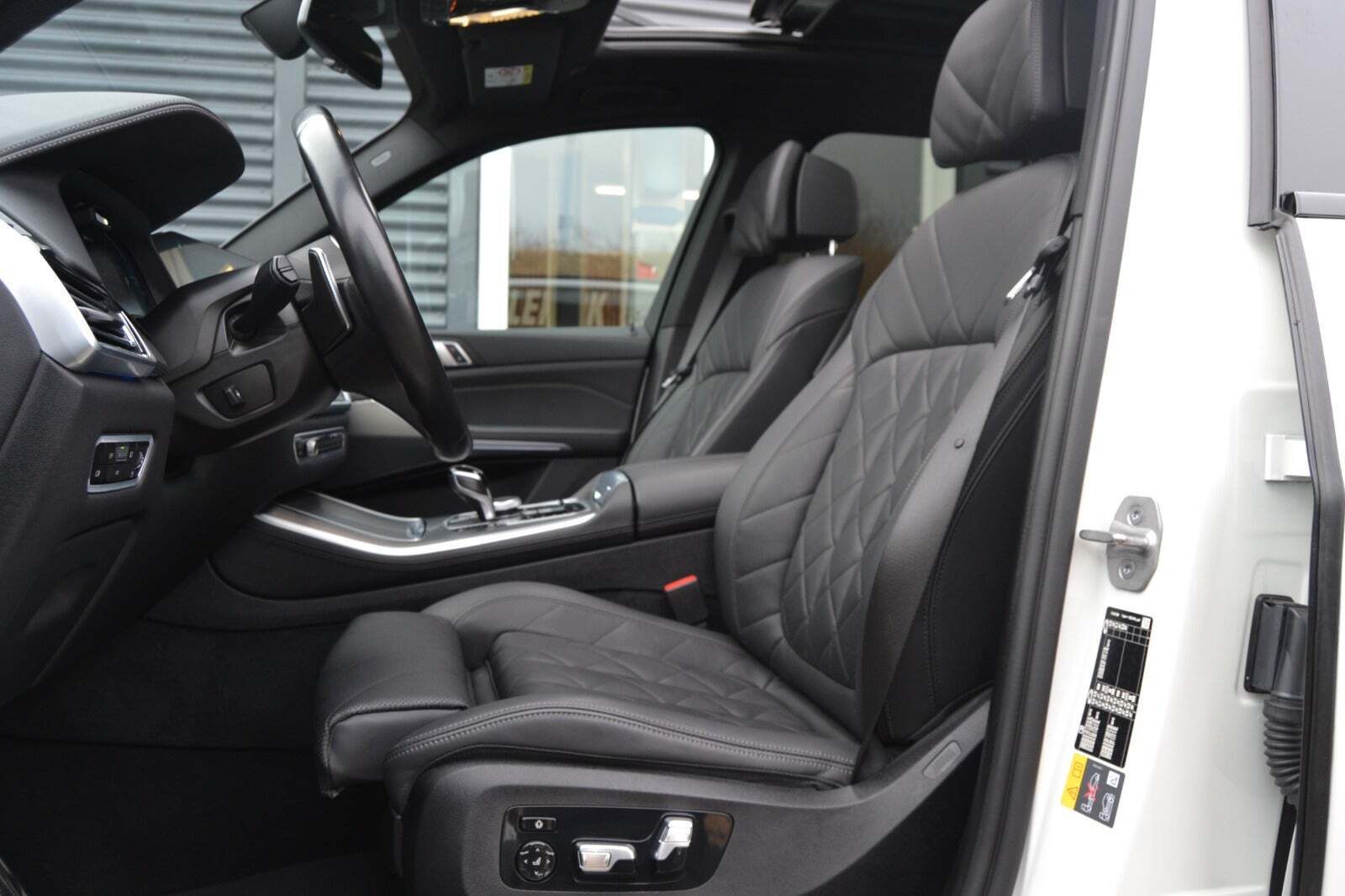 Hvid BMW X5 fra 2023