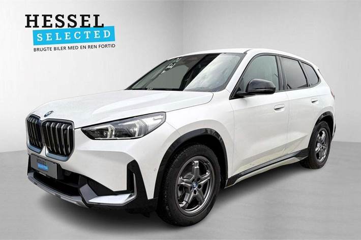 Hvid BMW iX1 fra 2023 set udefra