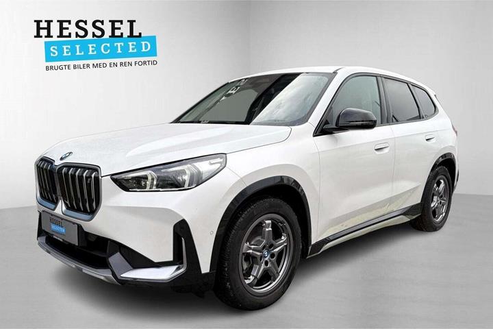 Hvid BMW iX1 fra 2023 set udefra