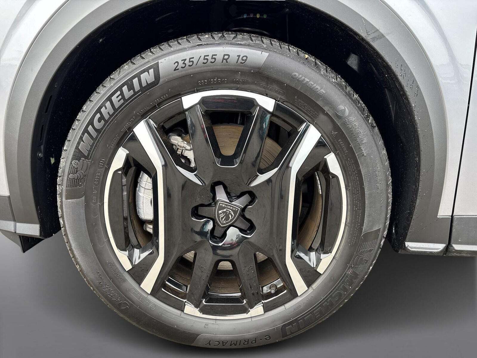 Grå Peugeot e-5008 fra 2025