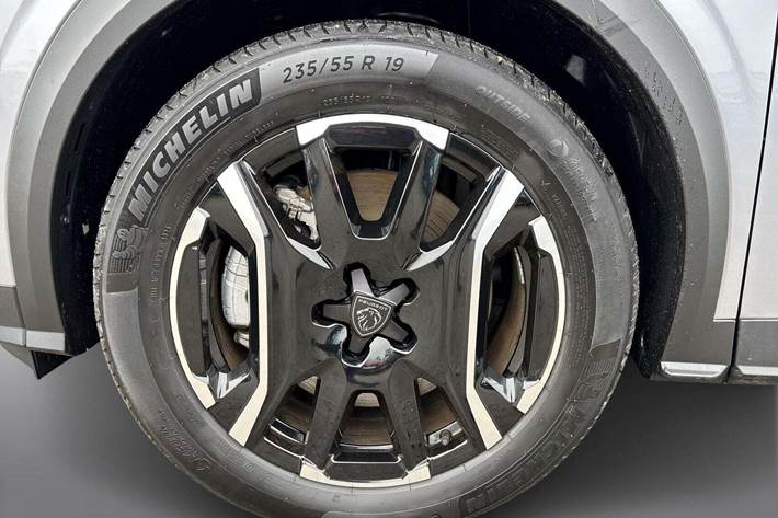 Grå Peugeot e-5008 fra 2025