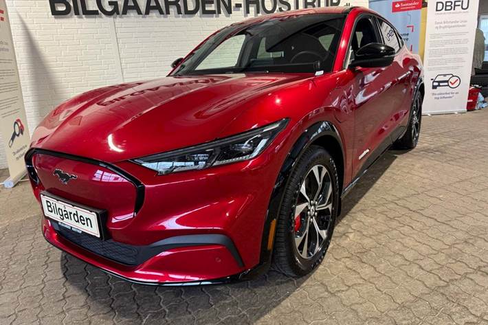 Rød Ford Mustang Mach-E fra 2021 set udefra