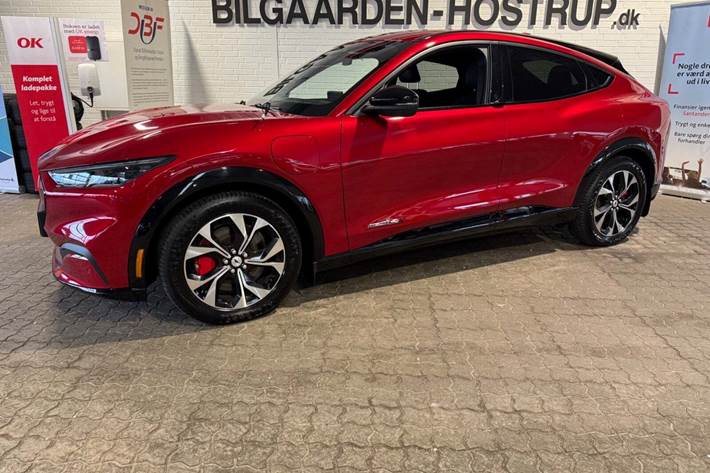 Rød Ford Mustang Mach-E fra 2021