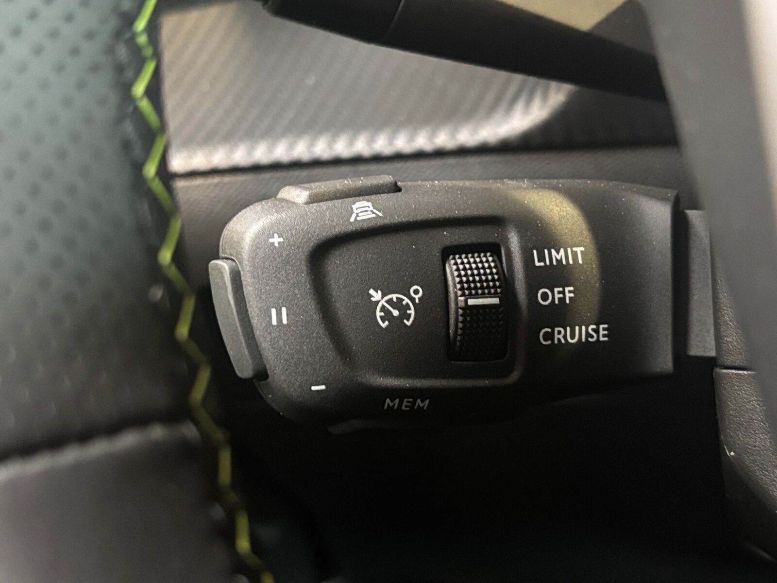 Orange Peugeot e-2008 fra 2023