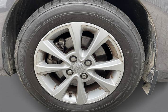 Grå Toyota Yaris fra 2018