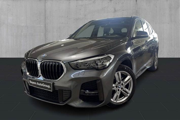 Grå BMW X1 fra 2022 set udefra