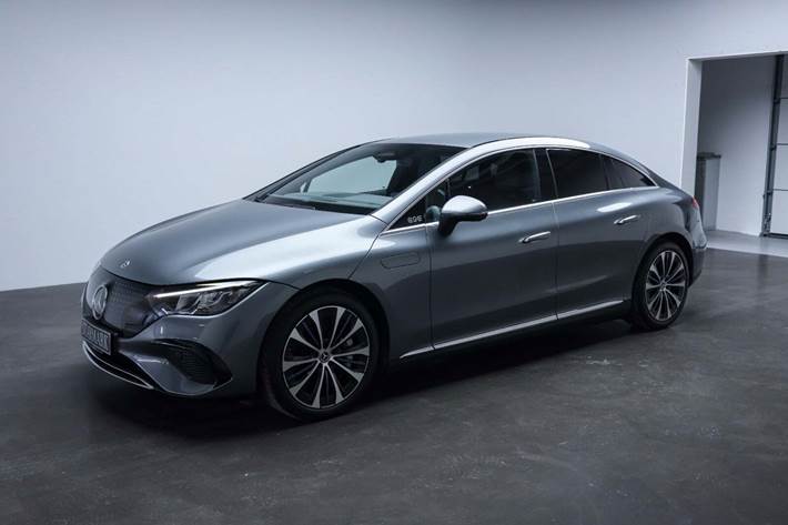 Grå Mercedes EQE350 fra 2024 set udefra