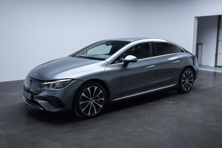 Grå Mercedes EQE350 fra 2024 set udefra
