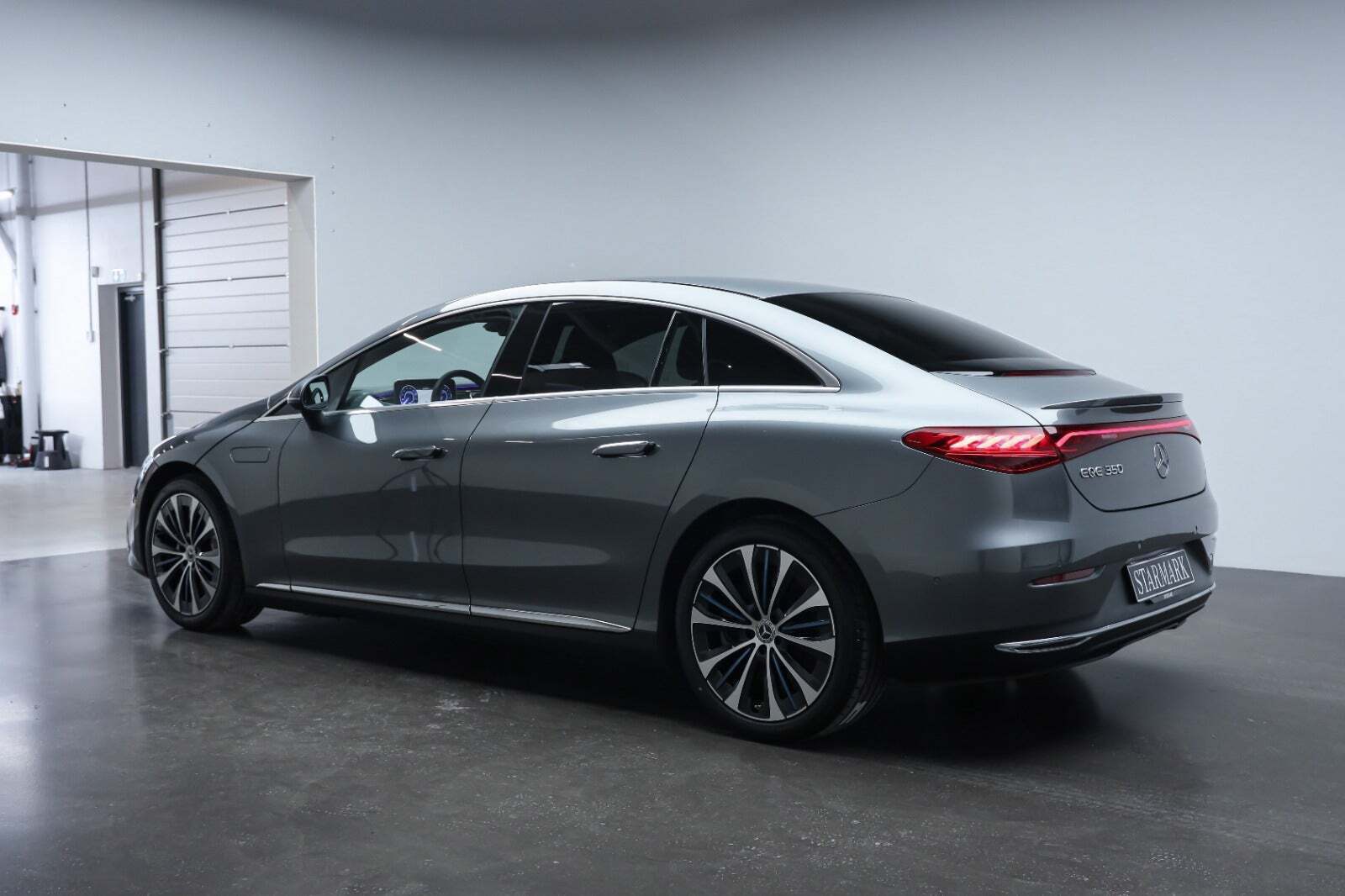 Grå Mercedes EQE350 fra 2024