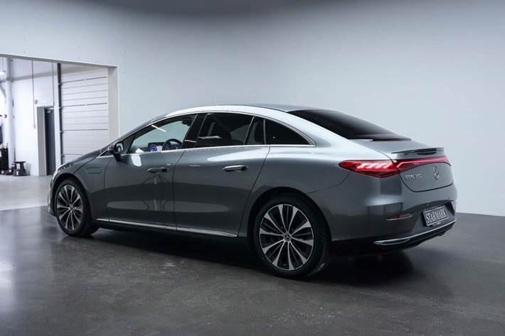 Grå Mercedes EQE350 fra 2024