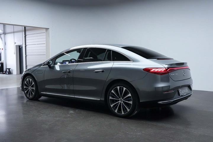Grå Mercedes EQE350 fra 2024