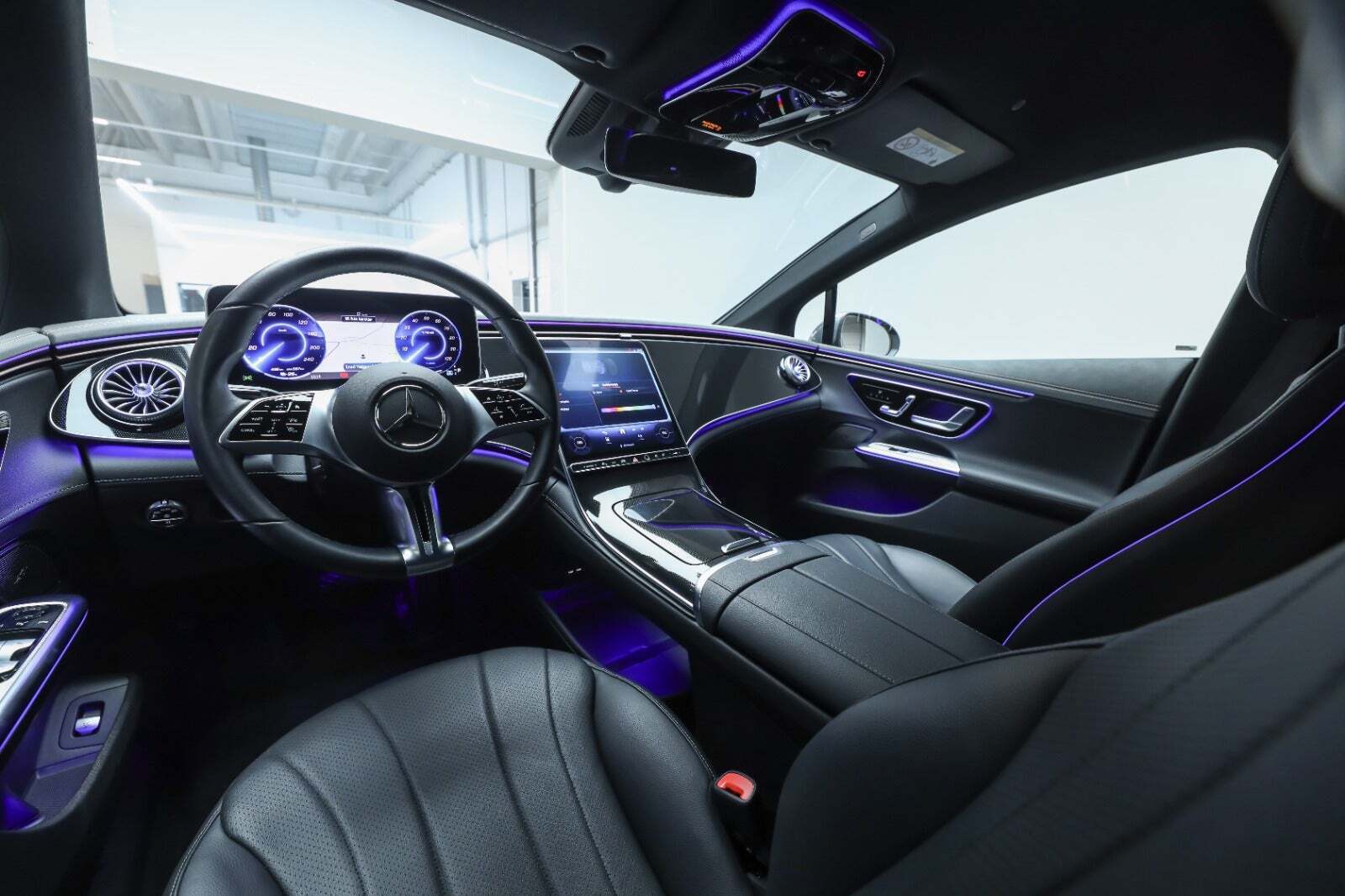 Grå Mercedes EQE350 fra 2024
