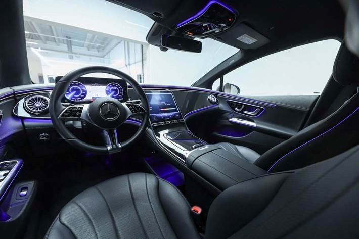 Grå Mercedes EQE350 fra 2024
