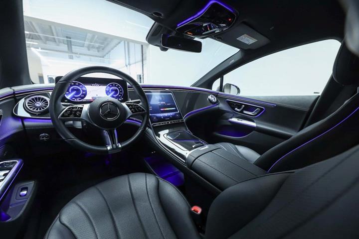 Grå Mercedes EQE350 fra 2024