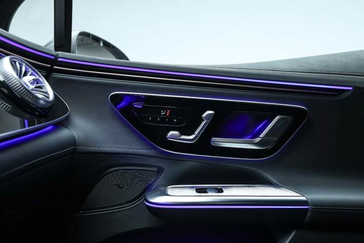 Grå Mercedes EQE350 fra 2024