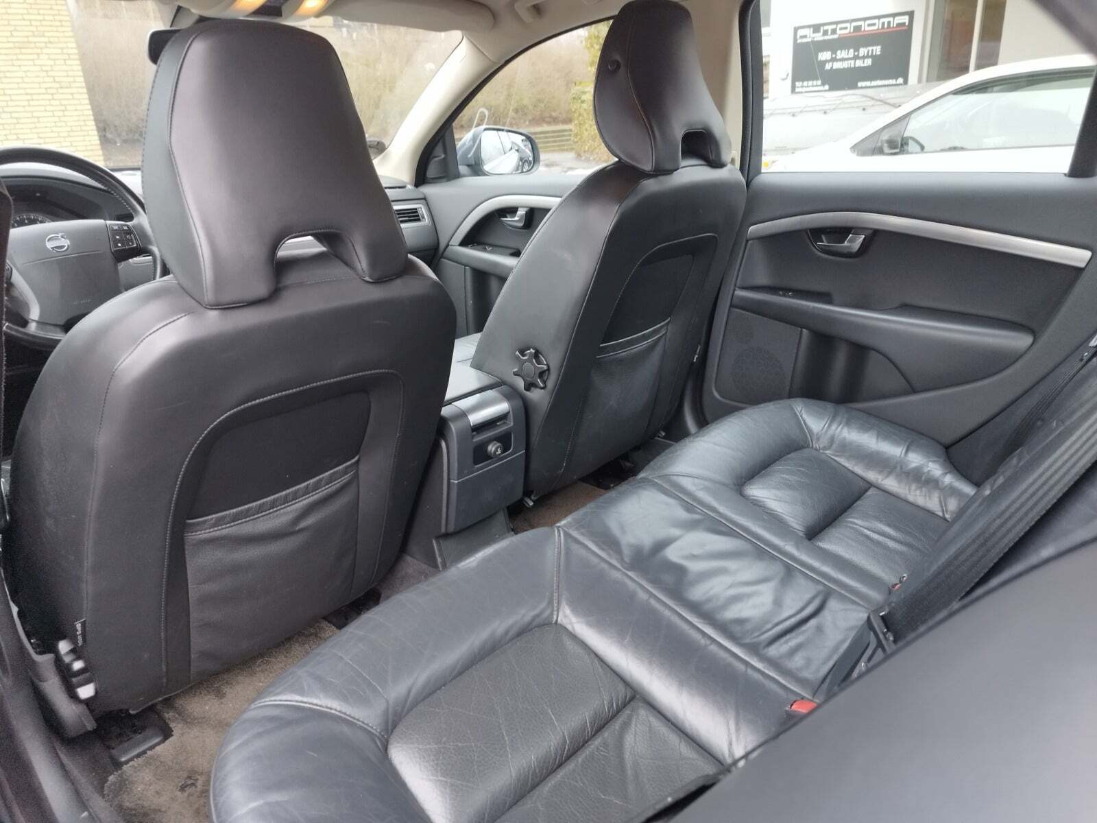Grå Volvo S80 fra 2007 set indefra