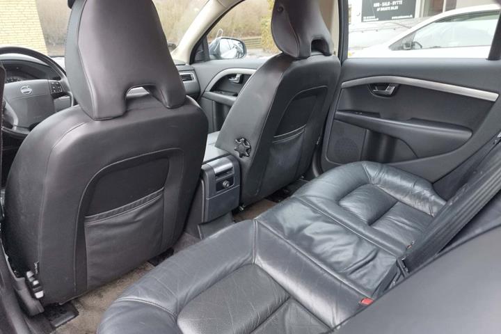 Grå Volvo S80 fra 2007 set indefra