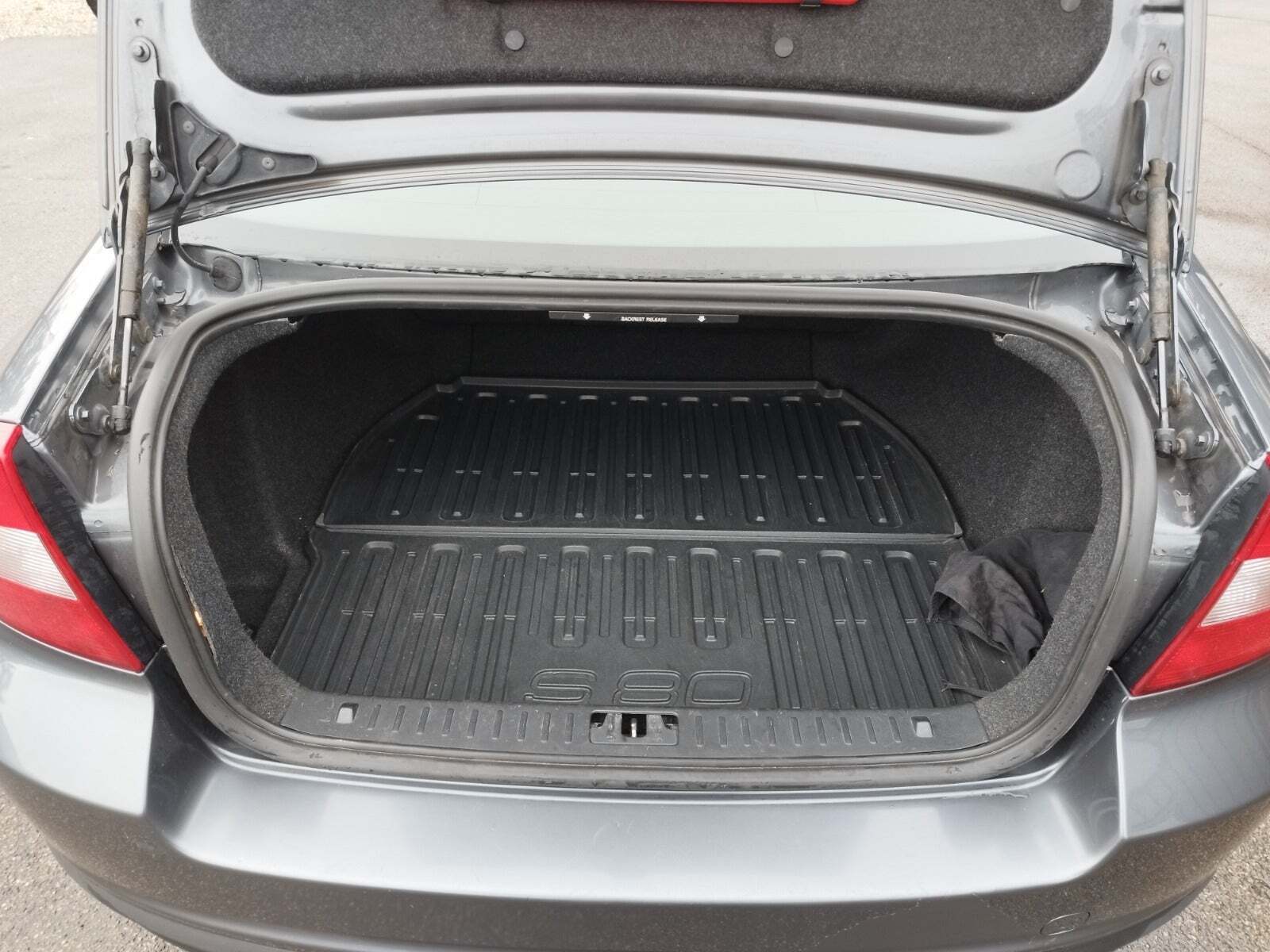 Grå Volvo S80 fra 2007 set indefra