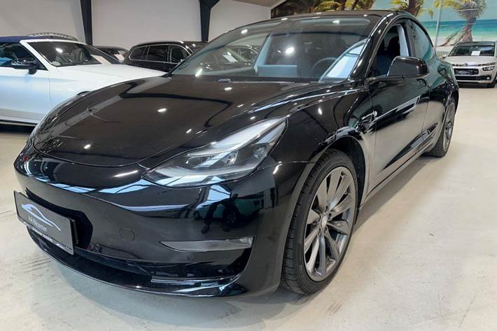 Sort Tesla Model 3 fra 2021 set udefra
