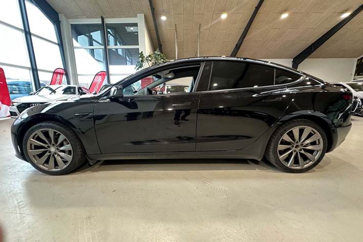 Sort Tesla Model 3 fra 2021