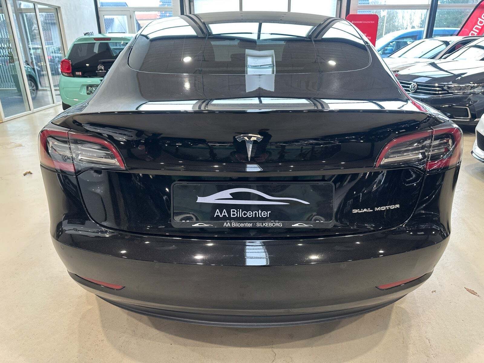 Sort Tesla Model 3 fra 2021