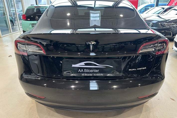 Sort Tesla Model 3 fra 2021