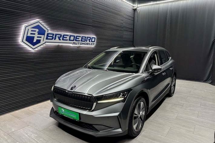 Grå Skoda Enyaq fra 2023 set udefra