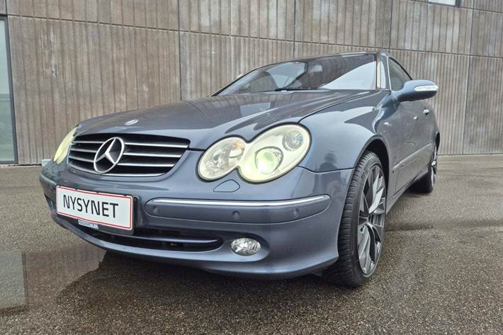 Blå Mercedes CLK320 fra 2003 set udefra
