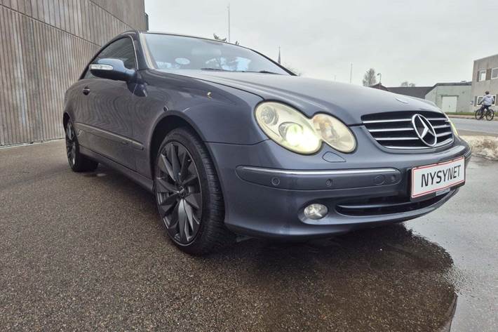Blå Mercedes CLK320 fra 2003 set udefra