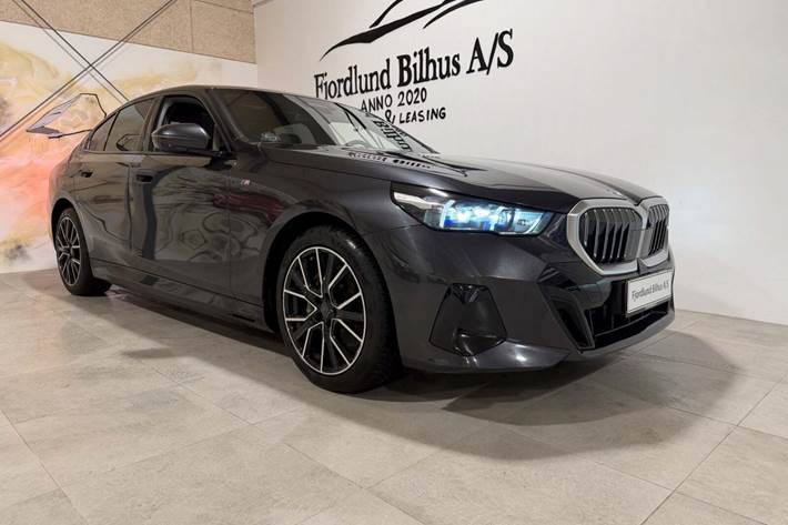 Grå BMW i5 fra 2024 set udefra