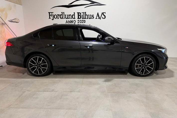 Grå BMW i5 fra 2024