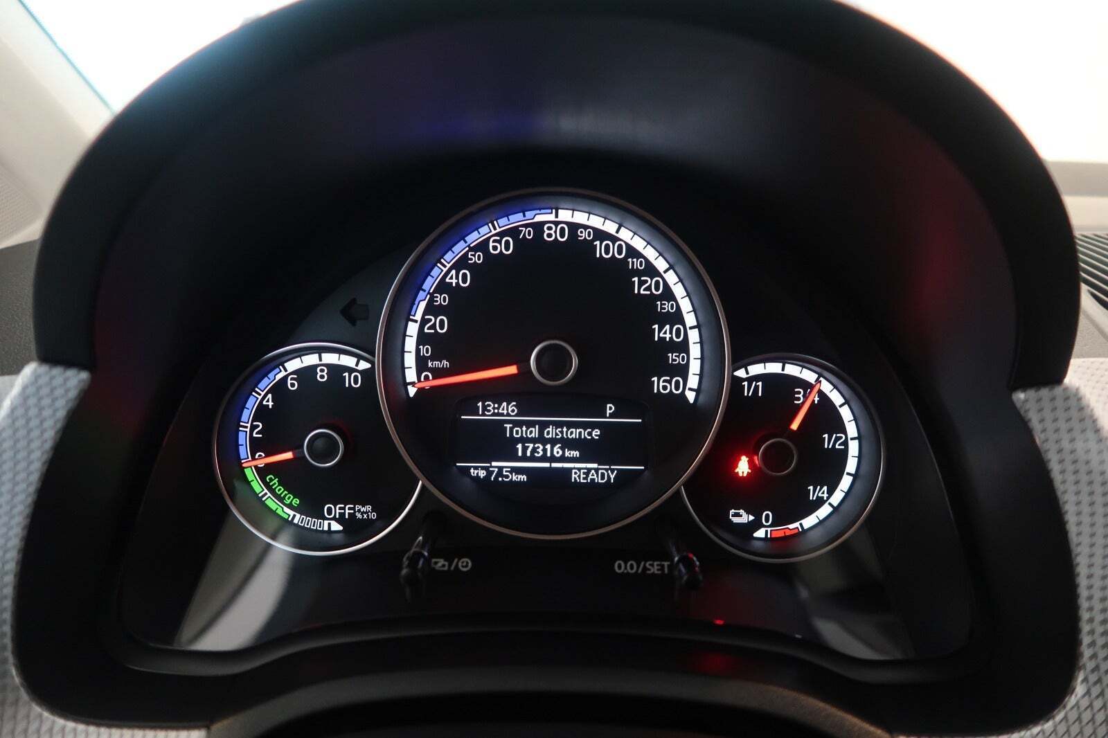 Hvid VW E-UP! fra 2023