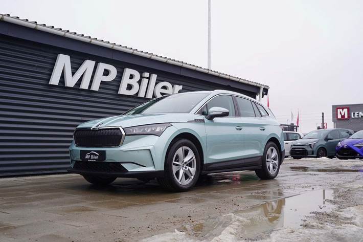 Turquoise Skoda Enyaq fra 2023 set udefra