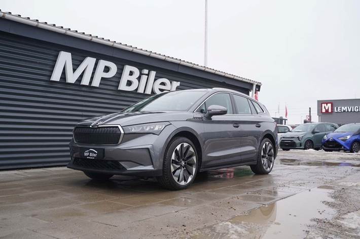 Grå Skoda Enyaq fra 2023 set udefra
