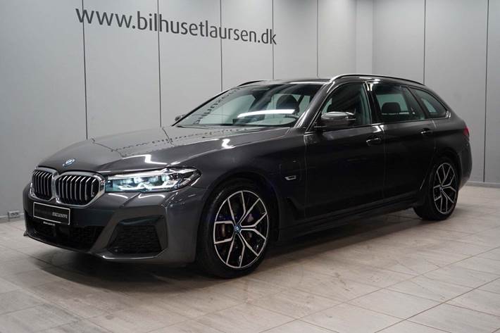 Grå BMW 530e fra 2023 set udefra