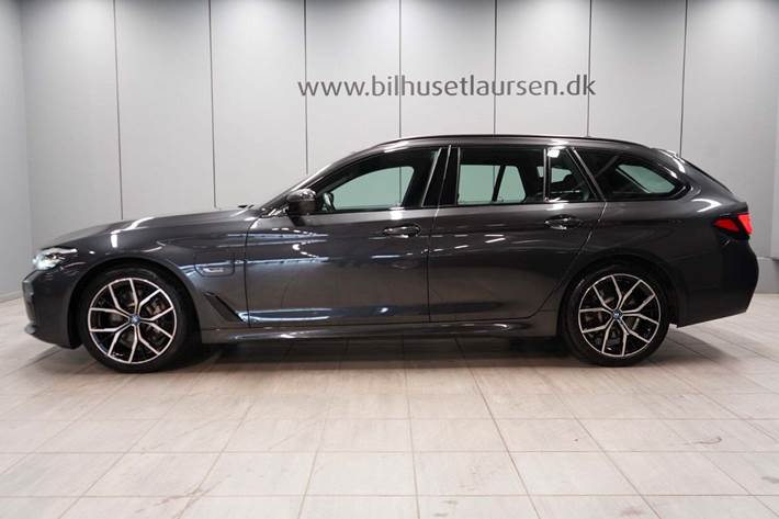 Grå BMW 530e fra 2023