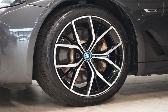 Grå BMW 530e fra 2023