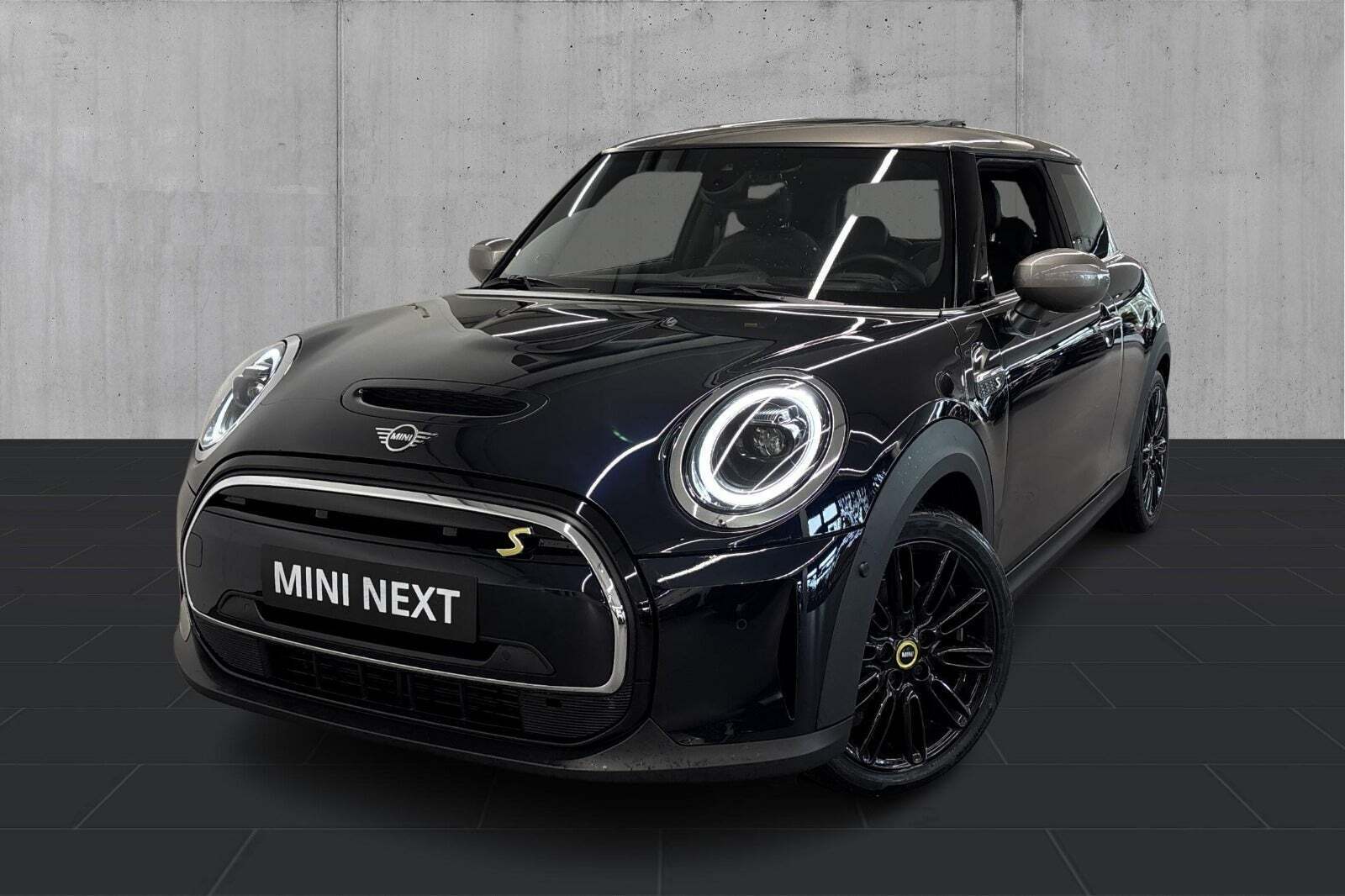 Sort Mini Cooper SE fra 2023 set udefra