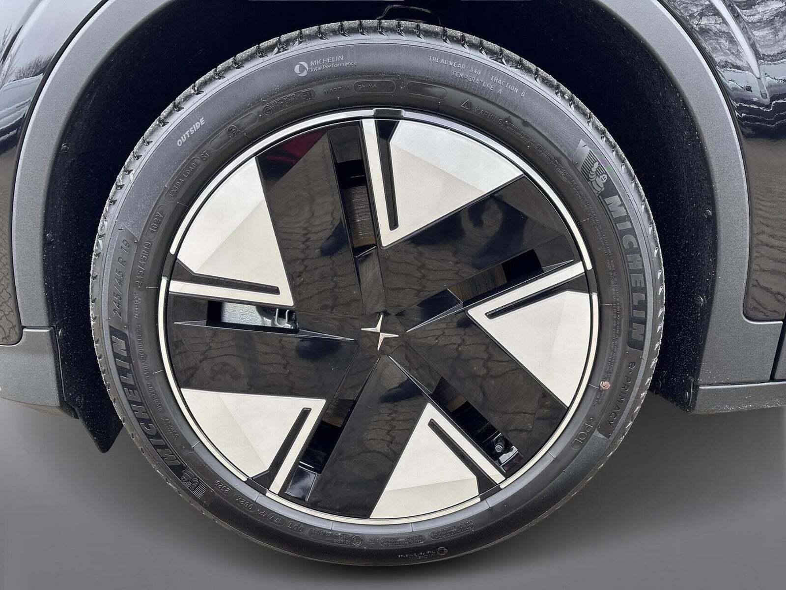 Sort Polestar 2 fra 2026