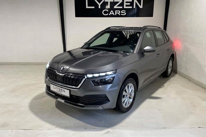 Grå Skoda Kamiq fra 2023 set udefra