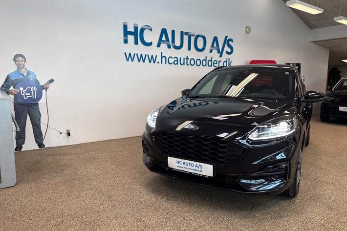 Sort Ford Kuga fra 2020 set udefra